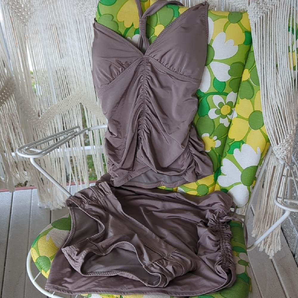 Elegant Women's Intimate Set in Brown